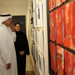 الشيخ راشد ال خليفة يتأمل أعمال التشكيلية السويدي في الافتتاح
