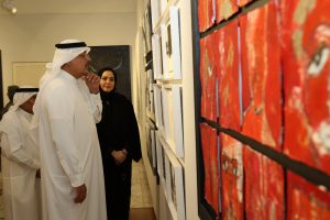 الشيخ راشد ال خليفة يتأمل أعمال التشكيلية السويدي في الافتتاح