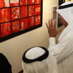 الشيخ راشد ال خليفة يتأمل أعمال التشكيلية السويدي في الافتتاح