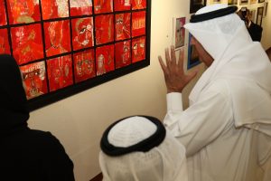 الشيخ راشد ال خليفة يتأمل أعمال التشكيلية السويدي في الافتتاح